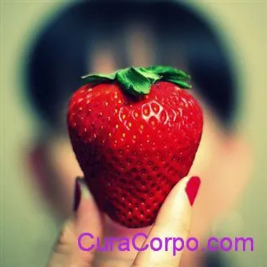 Detergente e maschera casalinga alla fragola